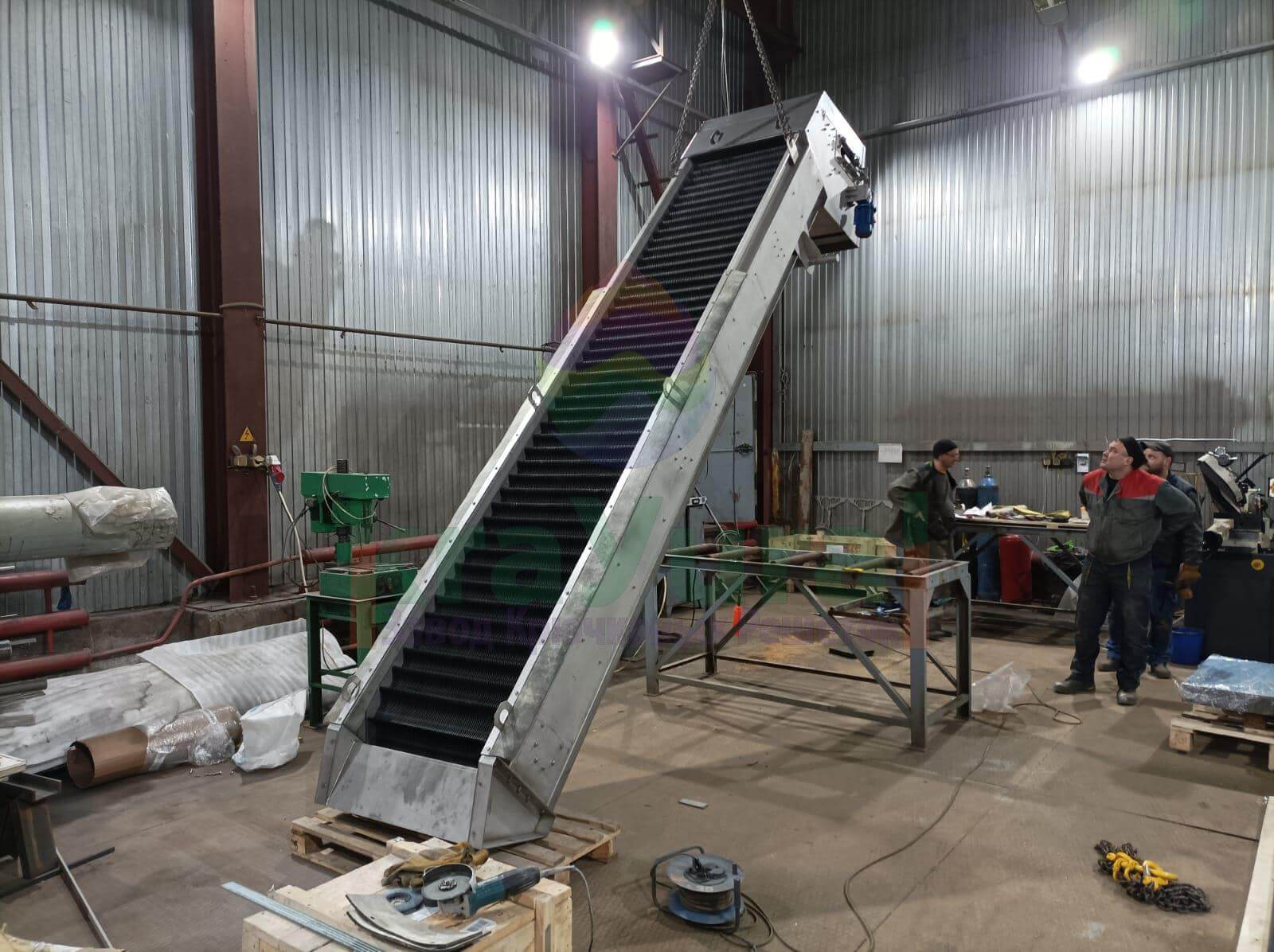 Крючковые решетки предназначены для тонкой очистки-извлечения из производственных и хозяйственно бытовых сточных вод средних и мелких отбросов с последующей их механизи­рованной выгрузкой на транспортирующее устройство или в мусоросборник.